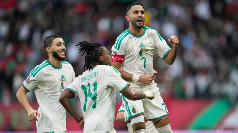 Mahrez là ngôi sao hàng đầu trận Hà Lan vs Algeria